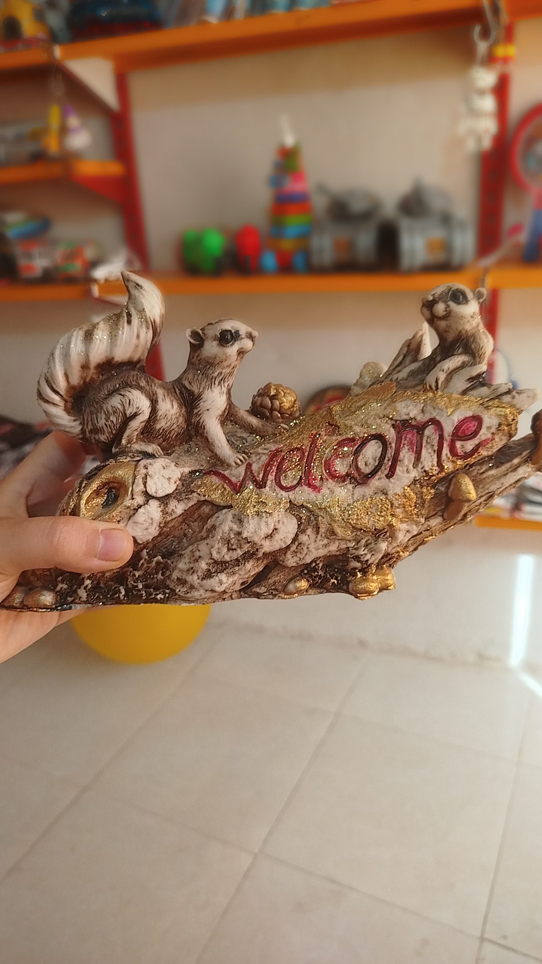مجسمه سنجاب و کنده درخت
